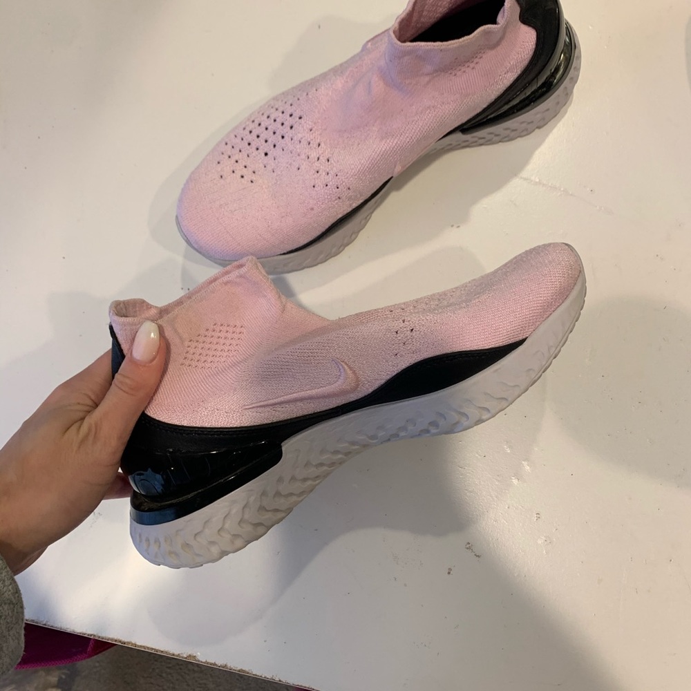 Flynit Nike tennis shoes